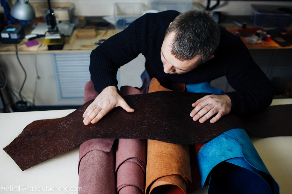 大師的工作與高質量的皮革制品